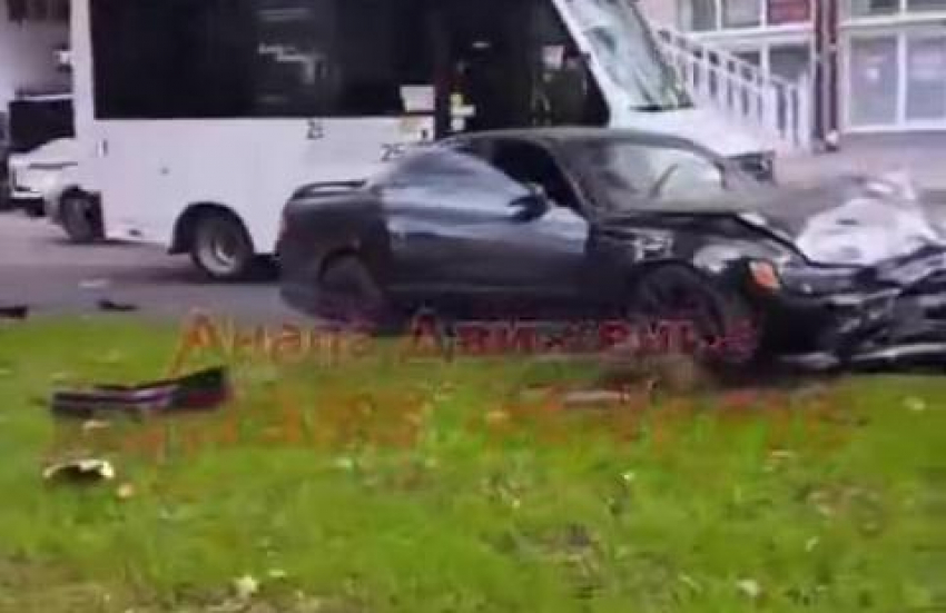 Есть пострадавшие: в Анапе в серьезную аварию попали две легковушки 