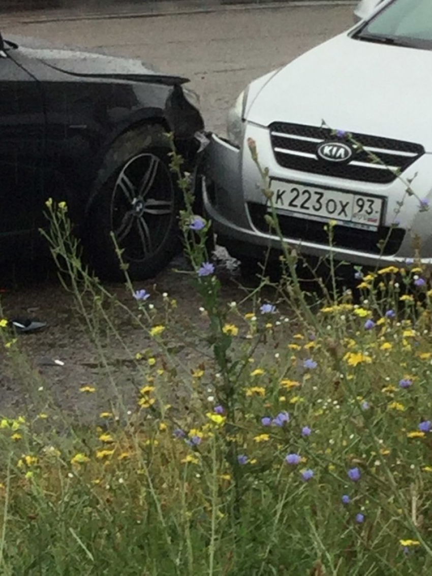 Небольшая авария, но с большими затратами: в Анапе разбили BMW