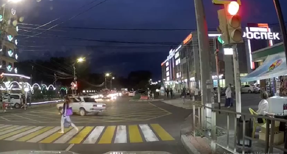 В Анапе водитель «Жигулей» проехал на красный свет и развернулся прямо среди пешеходов