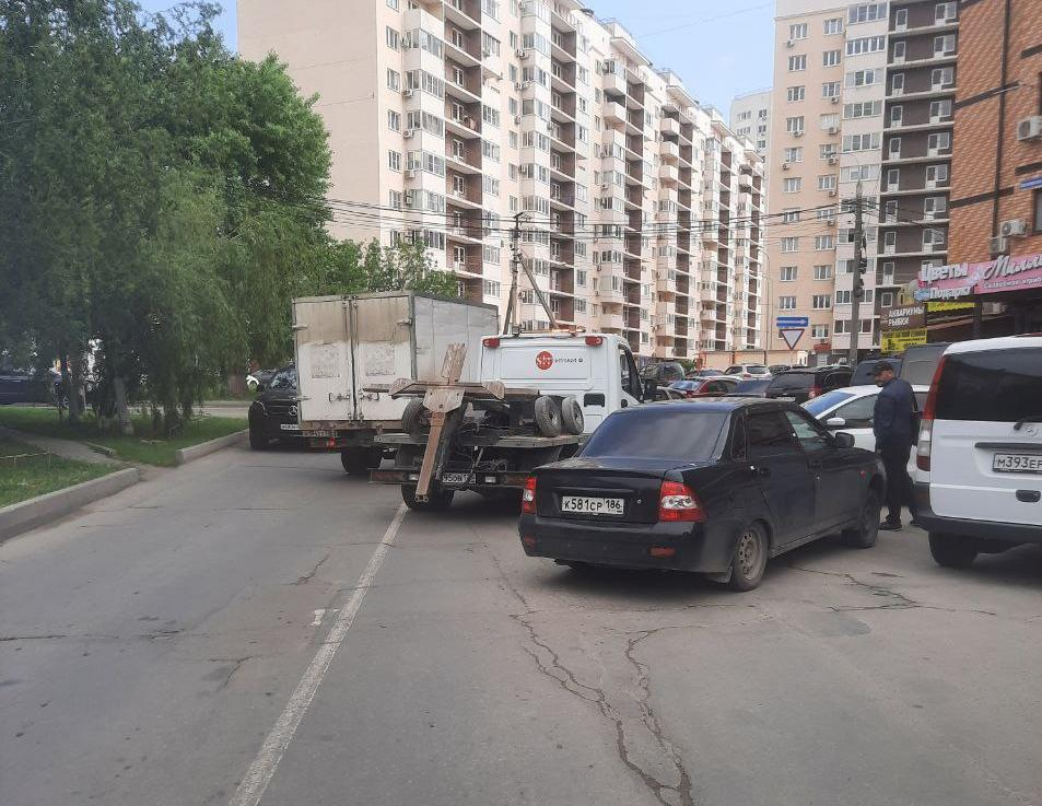 В Анапе водитель «Приоры» припарковался на проезжей части и был найден полицией