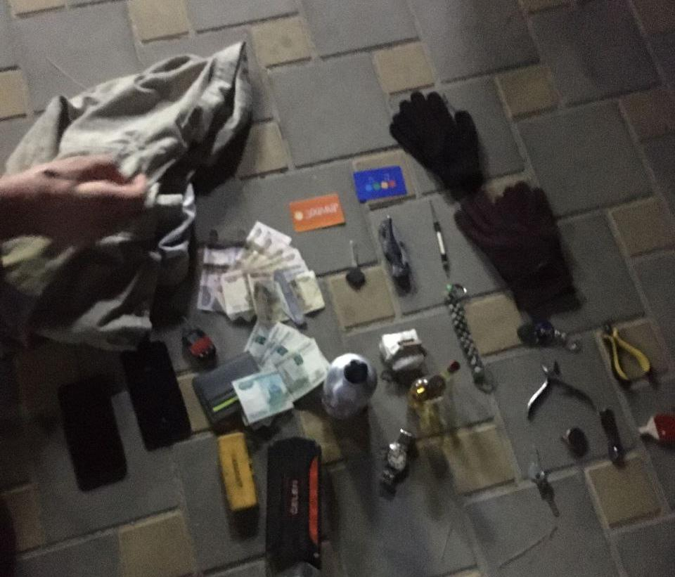 Двое мужчин воровали вещи из автомобилей в Витязево под Анапой