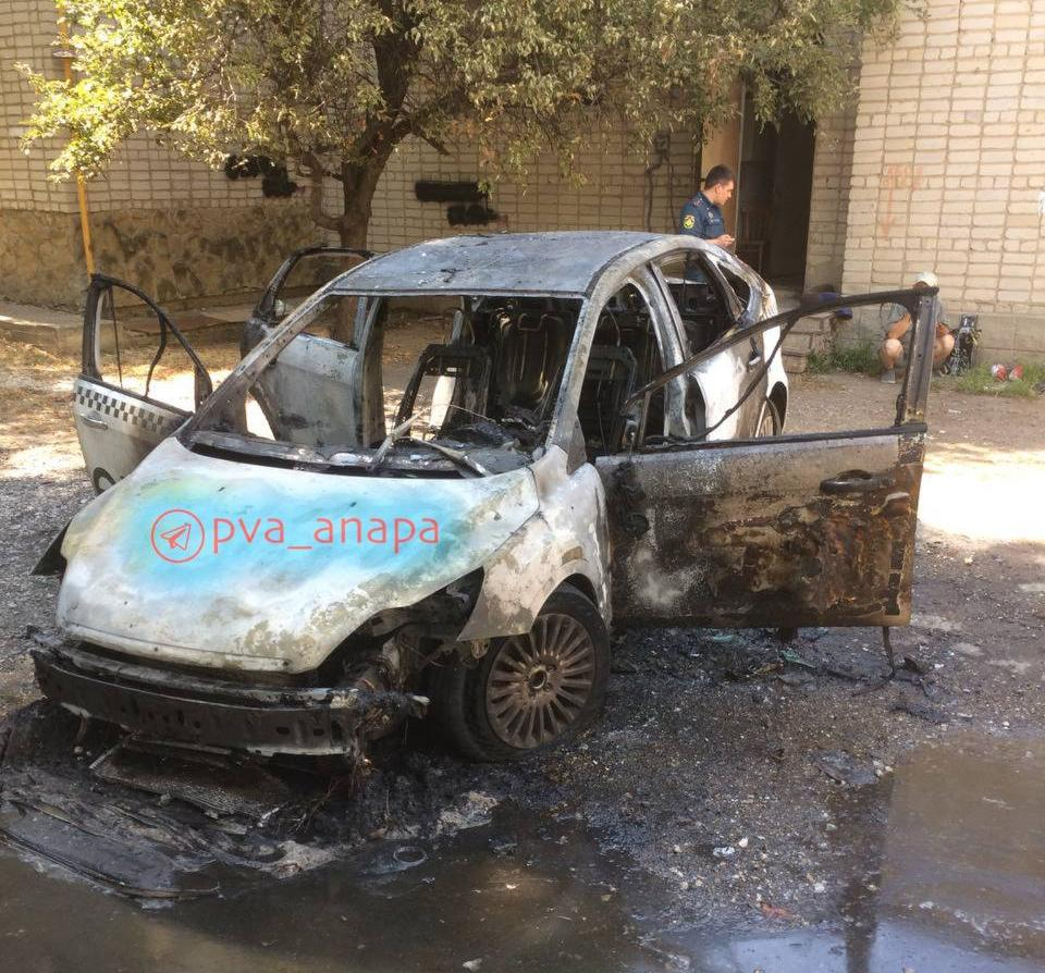 «Хорошо что не взорвалась»: машина такси сгорела в Анапе