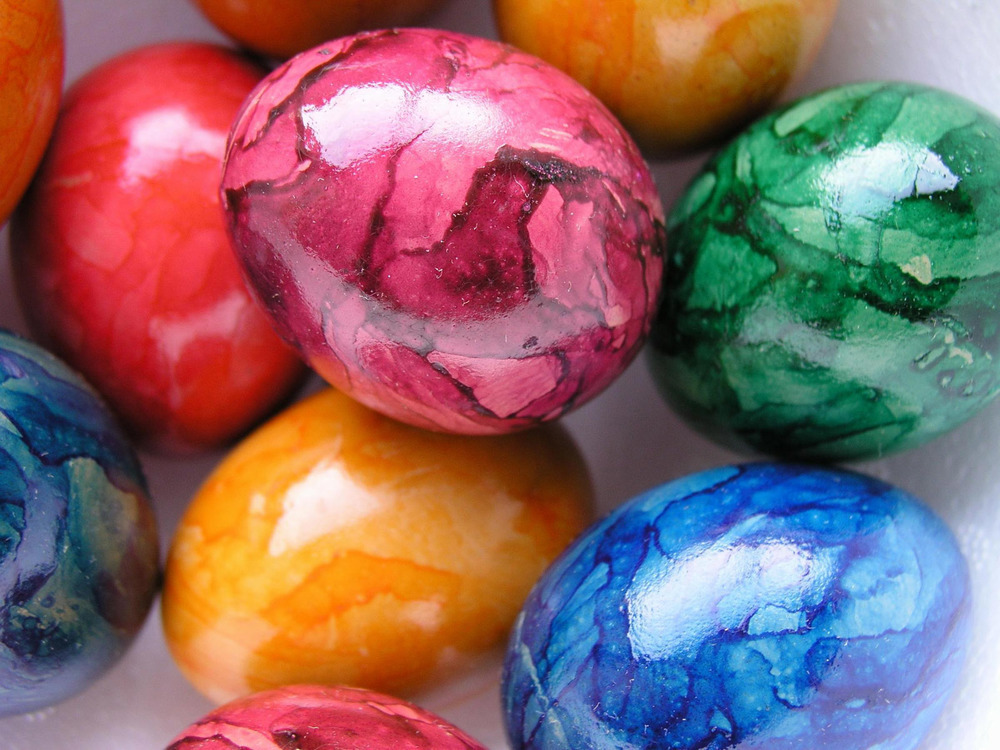 В какой цвет надо красить яйца на Пасху и чем их нельзя украшать?