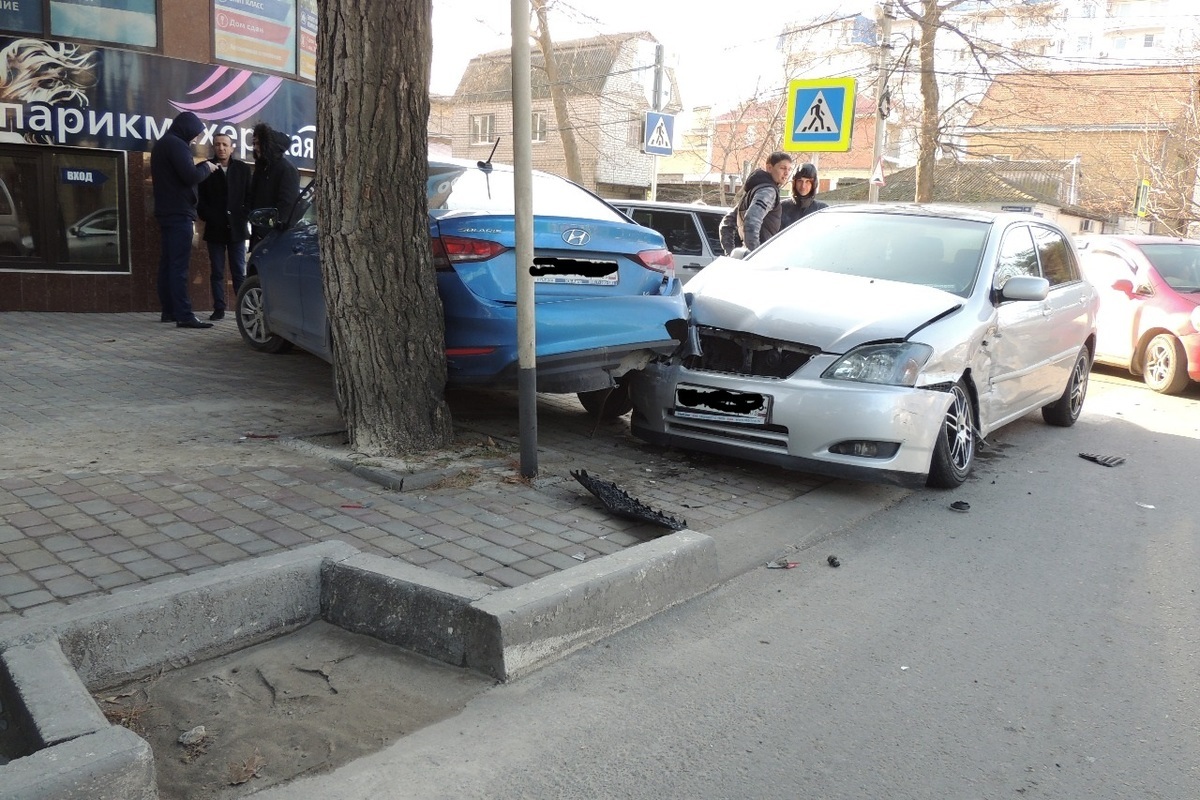 На перекрёстке в Анапе в аварию попали сразу три автомобиля