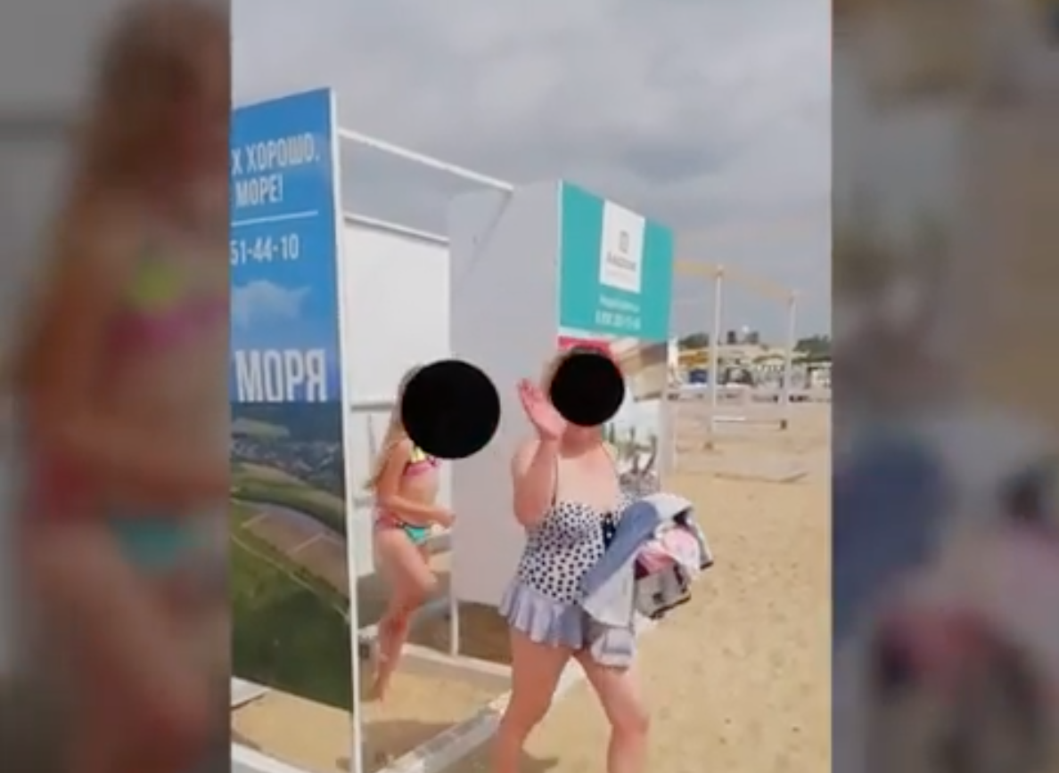 Женщины писают в пляжном туалете вид с низу порно видео