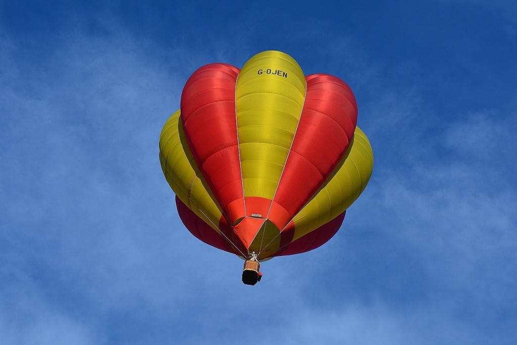 hot-air-balloon-911657_1280.jpeg