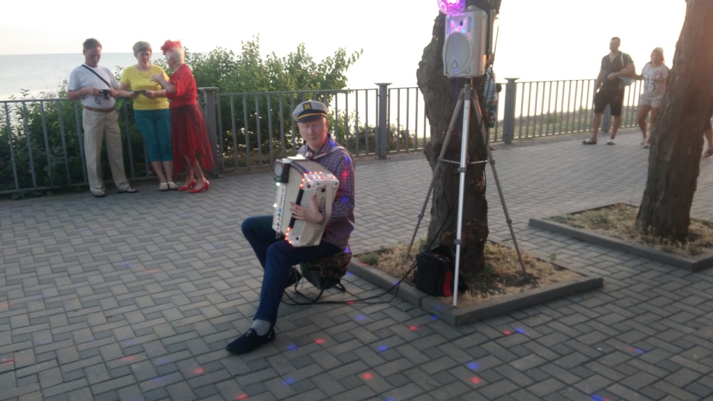 Баянист на набережной со светящимся аккордеоном (1).jpg